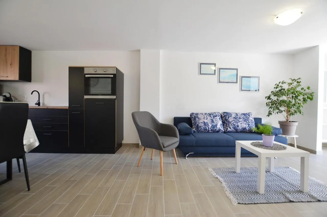 Katy Apartment Ровинь 0*,